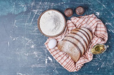 Mavi arka planda malzemeli siyah ekmek dilimleri. Yüksek kalite fotoğraf