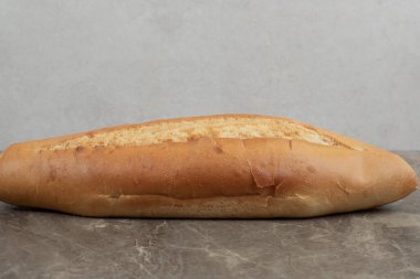 Mermer masada taze somun ekmek. Yüksek kalite fotoğraf