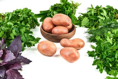 Tahta bir fincanda patates ve otlar. Yüksek kalite fotoğraf