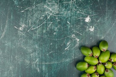 Mermer yüzeyde yeşil feijoa meyveleri. Yüksek kalite fotoğraf