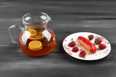 Bir kavanoz içkiyle çilekli pasta. Yüksek kalite fotoğraf