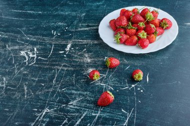 Beyaz tabakta çilek. Yüksek kalite fotoğraf
