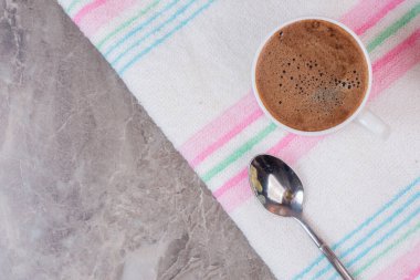 Masa örtüsünde çatal bıçak takımı olan bir fincan kahve. Yüksek kalite fotoğraf