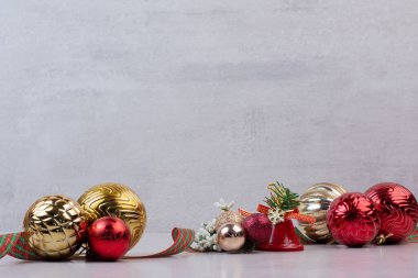 Arka planda noel süsleme topları .