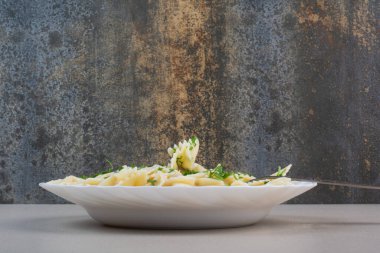 Maydanozlu ve çatallı lezzetli farfalle makarna. Yüksek kalite fotoğraf