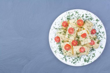 Kiraz domatesli makarna ve beyaz tabakta kıymalı otlar. Yüksek kalite fotoğraf
