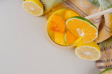 Beyaz yüzeyinde limon dilimleri olan bir bardak limonata. Yüksek kalite fotoğraf