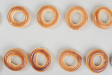 Bej arka planda bir sürü yuvarlak kraker. Yüksek kalite fotoğraf