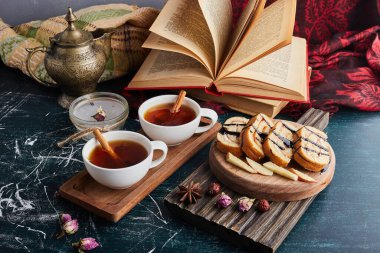 Bir fincan bitki çayıyla birlikte kek dilimleri yuvarla. Yüksek kalite fotoğraf