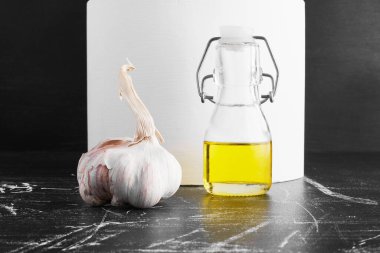 Etrafında zeytin yağı olan sarımsaklı karanfil. Yüksek kalite fotoğraf