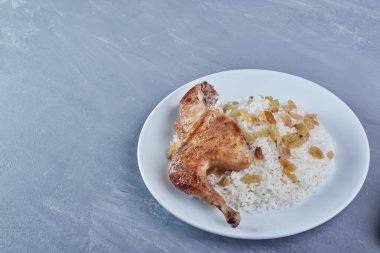 Beyaz tabakta pilav garnitürlü kızarmış tavuk. Yüksek kalite fotoğraf