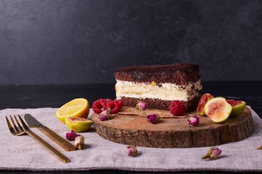 Kurumuş çiçekler ve tahta tahtada meyvelerle süslenmiş tiramisu pastası. Yüksek kalite fotoğraf