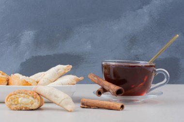 Beyaz masada tarçınlı ve kurabiyeli bir fincan çay. Yüksek kalite fotoğraf