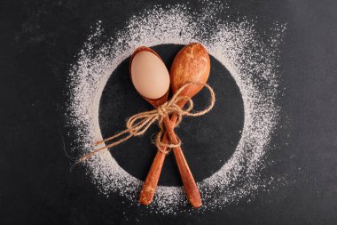 İçi yumurta dolu tahta kaşıklar. Yüksek kalite fotoğraf