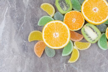 Mermer arka planda tatlı marmelatlı taze meyveler. Yüksek kalite fotoğraf