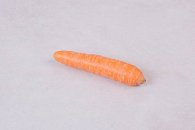 Beyaz arka planda taze bir havuç.