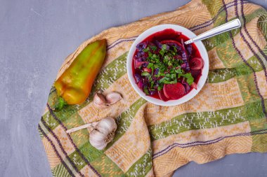 Mavi arka planda sebze ve baharatlı salata. Yüksek kalite fotoğraf