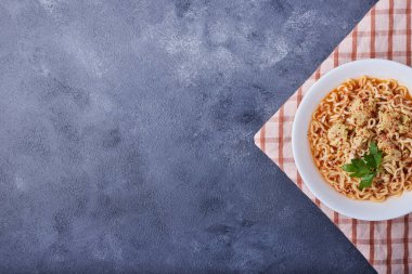 Mavi arka planda otlu bir tabak makarna. Yüksek kalite fotoğraf