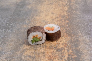 Mermer arka planda iki lezzetli suşi.