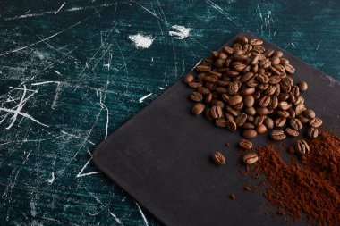 Siyah tahtada kahve çekirdekleri. Yüksek kalite fotoğraf