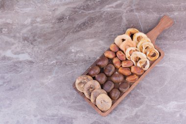 Kurutulmuş meyve ve böğürtlen, ahşap bir tabakta. Yüksek kalite fotoğraf