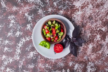 Sebze salatası ortada duran mermerin üzerinde, tahta bir fincanda. Yüksek kalite fotoğraf