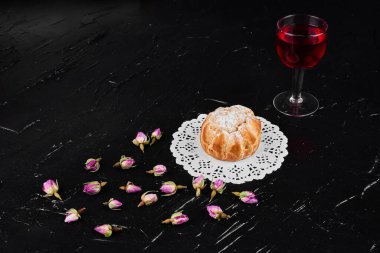 Siyah arka planda bir bardak kokteyl ile puf böreği. Yüksek kalite fotoğraf