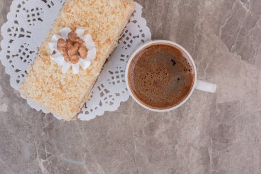 Tatlı, lezzetli kek ve mermer arka planda bir fincan kahve. 