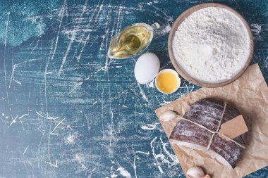 Mavi arka planda yağlı siyah ekmek dilimleri, üst manzara. Yüksek kalite fotoğraf