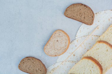 Dilimlenmiş buğday ve çavdar ekmeği ile mermer zemin üzerinde lavaş. Yüksek kalite fotoğraf