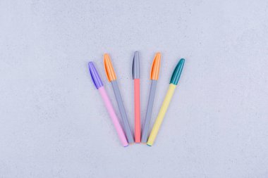 Renkli mandala boyama kalemleri gri arka planda izole edilmiş. Yüksek kalite fotoğraf