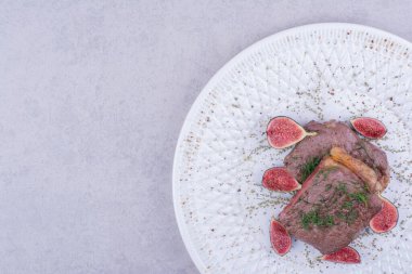 Kızarmış ekmek ve beyaz tabakta incirli et. Yüksek kalite fotoğraf