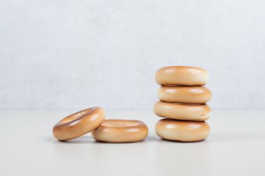 Bej arka planda bir yığın yuvarlak kraker. Yüksek kalite fotoğraf