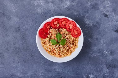 Domates dilimli bir fincan spagetti. Yüksek kalite fotoğraf
