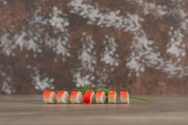 Mermer zemin üzerinde yeşillikler olan yengeç dilimleri. Yüksek kalite fotoğraf