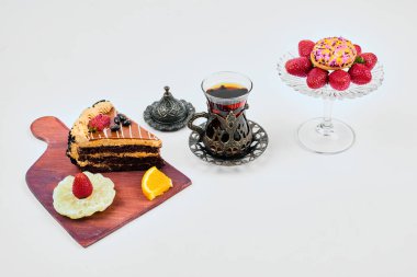 Bir dilim karamelli kek ve çay. Yüksek kalite fotoğraf