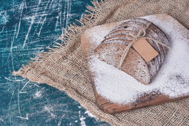 Mavi arka planda siyah ekmek dilimleri. Yüksek kalite fotoğraf