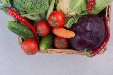 Tahta sepette taze sebze çeşitleri. Yüksek kalite fotoğraf