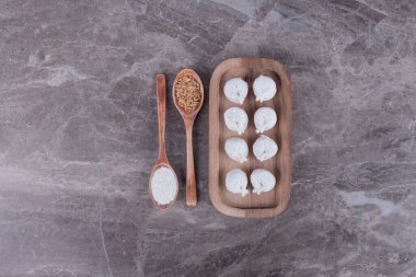 Tahtada çiğ hamur köftesi. Yüksek kalite fotoğraf