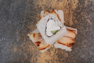 Mermer arka planda lezzetli suşi seti