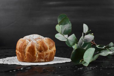 Siyah arka planda puf böreği. Yüksek kalite fotoğraf