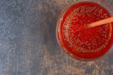 Mermer zemin üzerinde saman olan parlak tatlı bir meyve suyu. Yüksek kalite fotoğraf