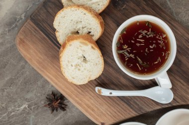 Kesme tahtasında ekmek dilimleri ve bir fincan çay. Yüksek kalite fotoğraf