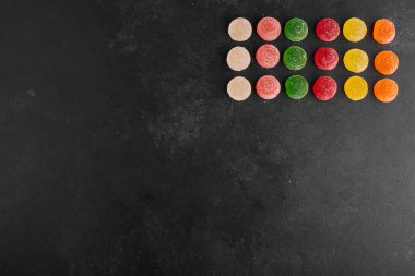 Siyah arka planda dikdörtgen şeklinde renkli marmelatlar. Yüksek kalite fotoğraf