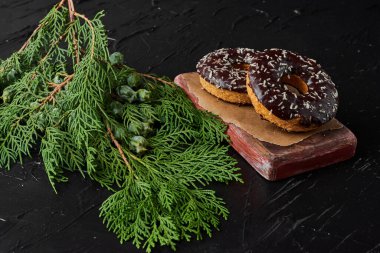 Tahtadaki çikolatalı çörekler. Yüksek kalite fotoğraf