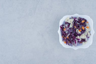 Beyaz tabakta beyaz makarna ve lahana. Yüksek kalite fotoğraf