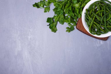 Mavi arka planda yeşil salata. Yüksek kalite fotoğraf