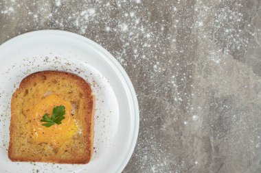 Kızarmış yumurtanın içinde beyaz tabakta kızarmış ekmek dilimi. Yüksek kalite fotoğraf