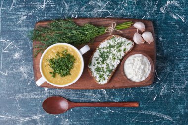 Tost ekmeği ve yoğurtlu bir fincan çorba. Yüksek kalite fotoğraf