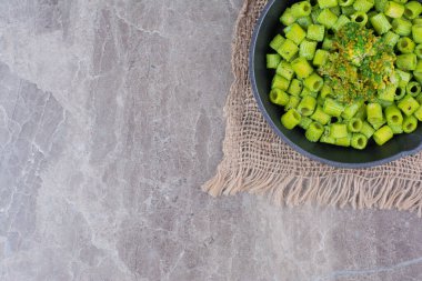 Siyah bir tavada brokolili yeşil pastalar. Yüksek kalite fotoğraf